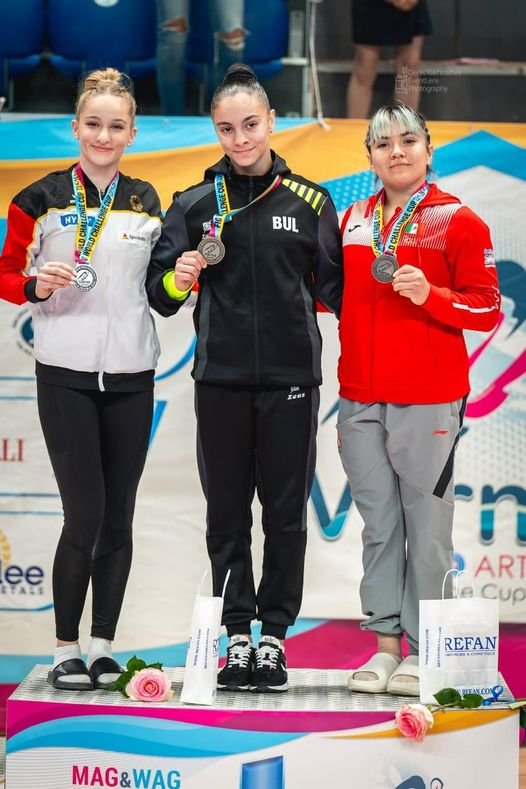 ALEXA MORENO BRONCE EN LA